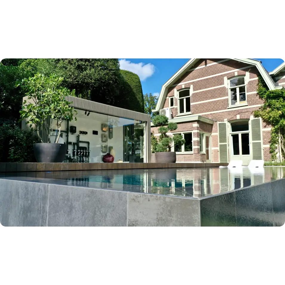 Pooltime Exklusiv Infinity med turkost vatten och svart kakel