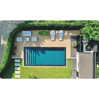 Pooltime Exklusiv Infinity med turkost vatten och svart kakel i trädeck