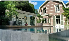 Pooltime Exclusive Infinity Pool – türkisfarbenes Wasser, graue Steinränder