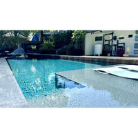 Pooltime exklusiv infinity med klart turkost vatten och svart kakel