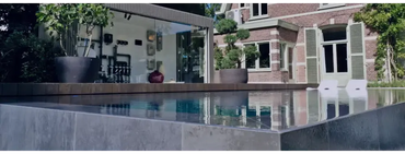 Pooltime Exclusive Infinity Pool – türkisfarbenes Wasser, schwarze Fliesen
