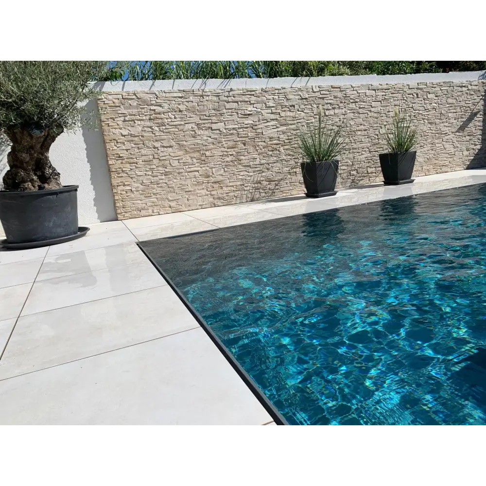 Exklusiv overflow pp pool med kristallklar turkos design