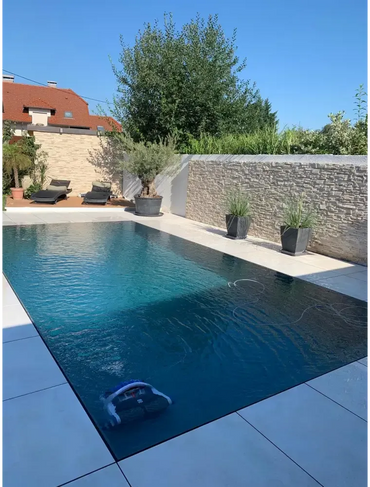 Exclusive-Überlaufpool aus PP – blau-weißer Poolroboter