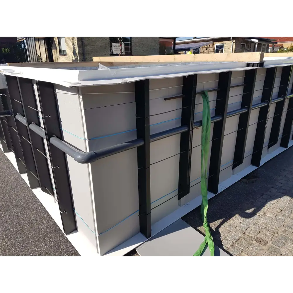 Exklusiv overflow pp pool med grå modulär enhet och turkos design