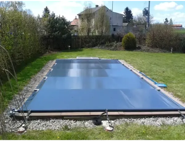 Blå pool inkl handenhet på gräsmatta i trädgård