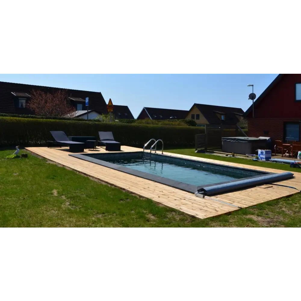 Thermopool Premium med blå mosaikplattor, rektangulär pool på trädeck