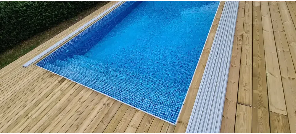 Thermopool Premium Plus med blå mosaik, rektangulär pool med trädäck
