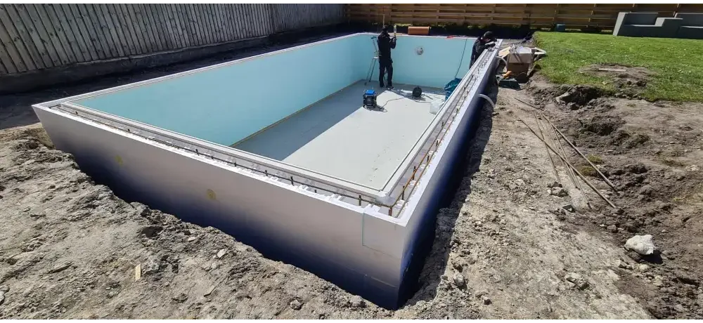 Rektangulär ingroundpool Thermopool Premium Plus med blå mosaik och silverkant