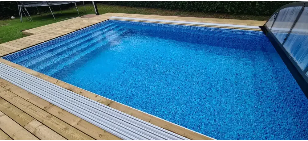 Thermopool Premium Plus med blå mosaik, rektangulär med trädäck och glaslock