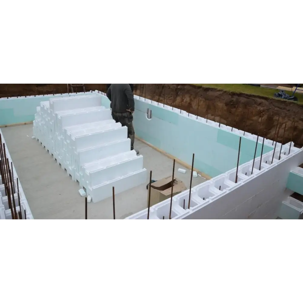 Vit skumisolering i trappform vid Thermopool Standard med blå mosaik