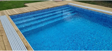 Thermopool Standard – blaue Mosaikfliesen, silberfarbener Rand, im Boden eingelassen, Holzterrasse