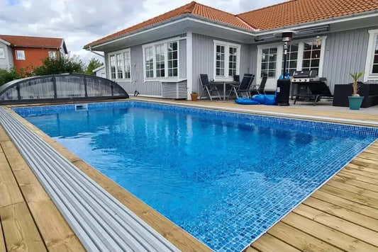 Thermopool Standard – im Boden eingelassen, rechteckiger Pool, blaue Mosaikfliesen, Holzterrasse