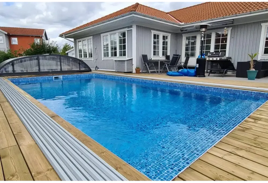Thermopool Standard – im Boden eingelassen, rechteckiger Pool, blaue Mosaikfliesen, Holzterrasse