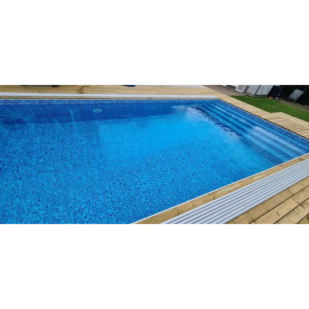 Thermopool Standard med blå mosaik och rektangulär pool i trädeck