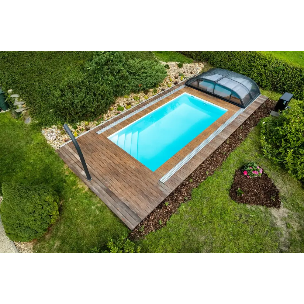 Rektangulär Thermopp poolpaket Qbig med klart blått vatten och trädeck