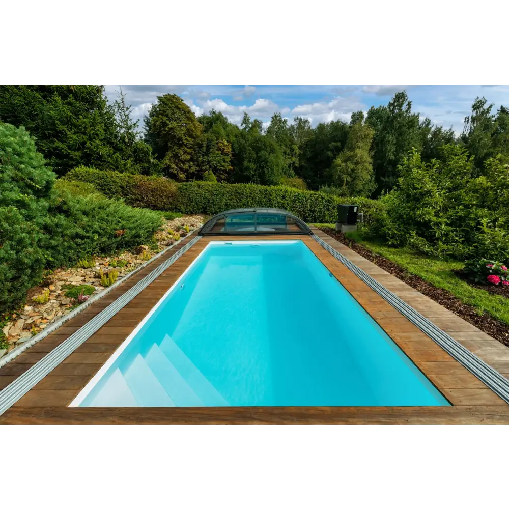 Rektangulär pool med klart blått vatten i Thermopp Poolpaket Qbig