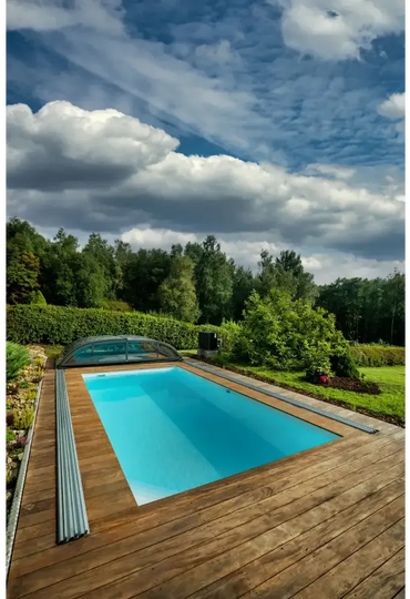 ThermoPP Qbig Poolpaket – rechteckige Form, klares blaues Wasser, Dach mit transparenten Paneelen