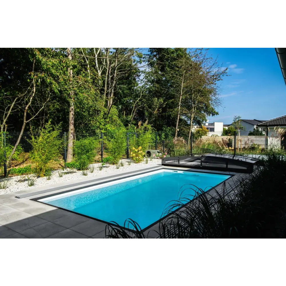 Rektangulär modern villa pool med thermopp poolpaket Qbig och klarblått vatten