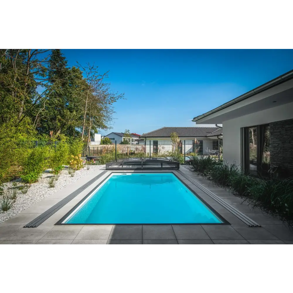 Rektangulär pool med klart blått vatten för ekonomisk beredskap i modern villa