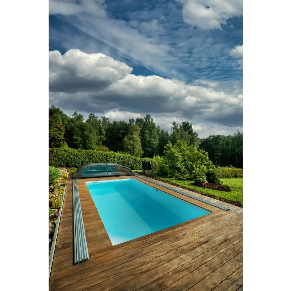 Rektangulär pool med klart blått vatten för ekonomisk beredskap i modern villa