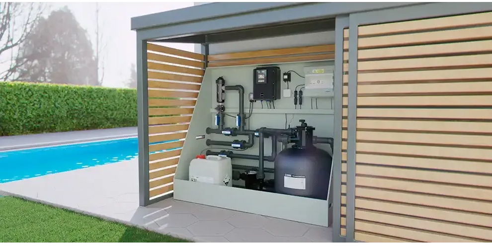 Svart cylindrisk poolfiltertank i Thermopp Poolpaket Qbig, modern utrustning