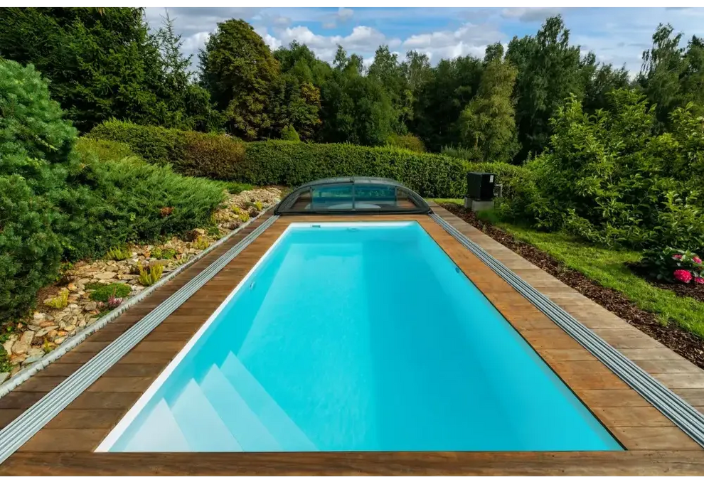 Rektangulär pool med klart blått vatten i Thermopp Poolpaket Qbig