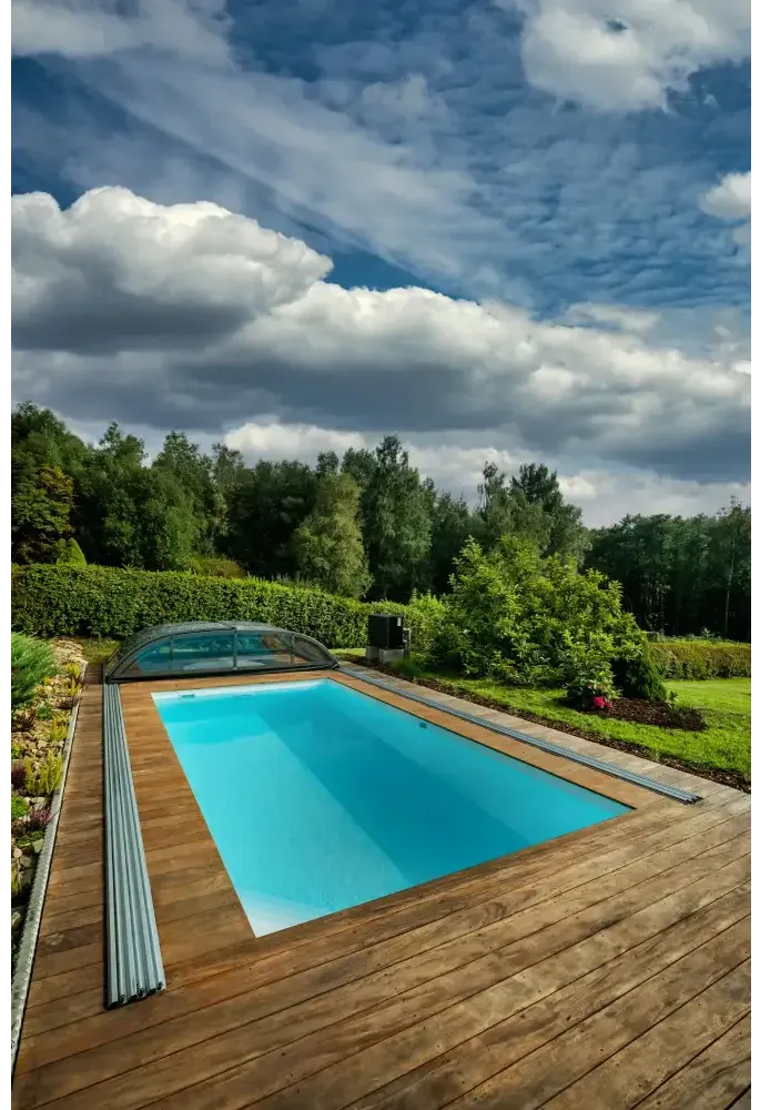 Rektangulär Thermopp poolpaket Qbig med klart blått vatten och glasöverdrag