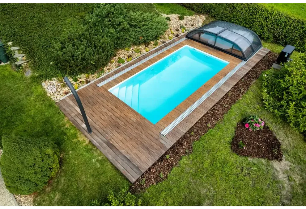 Rektangulär pool med klart blått vatten i Thermopp Poolpaket Qbig