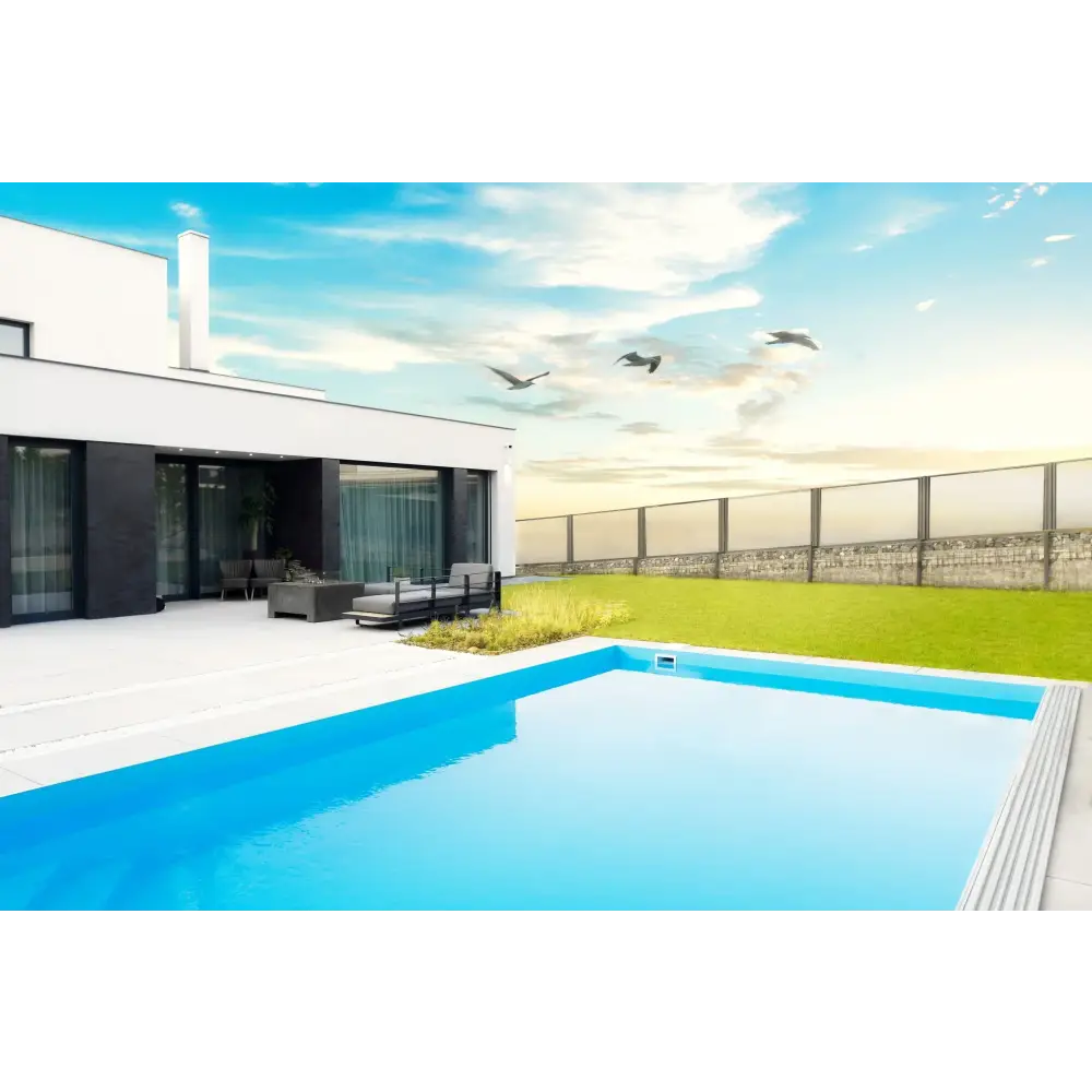 Rektangulär pool med klarblått vatten och vita kakelkanter vid modern minimalistisk hus, ThermoPP Poolpaket QBig 3×7