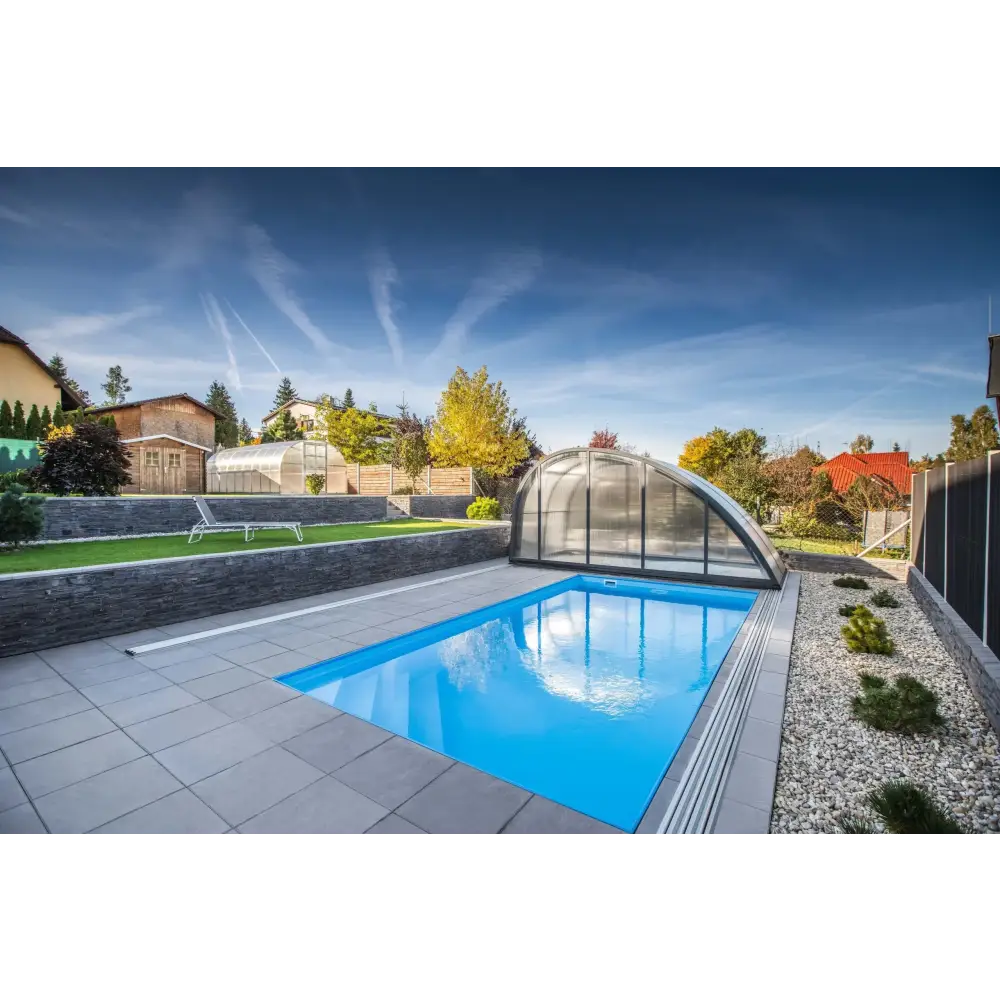 Blå rektangulär pool med genomskinlig valv och grå stenplattor, ThermoPP Poolpaket QBig 3×7