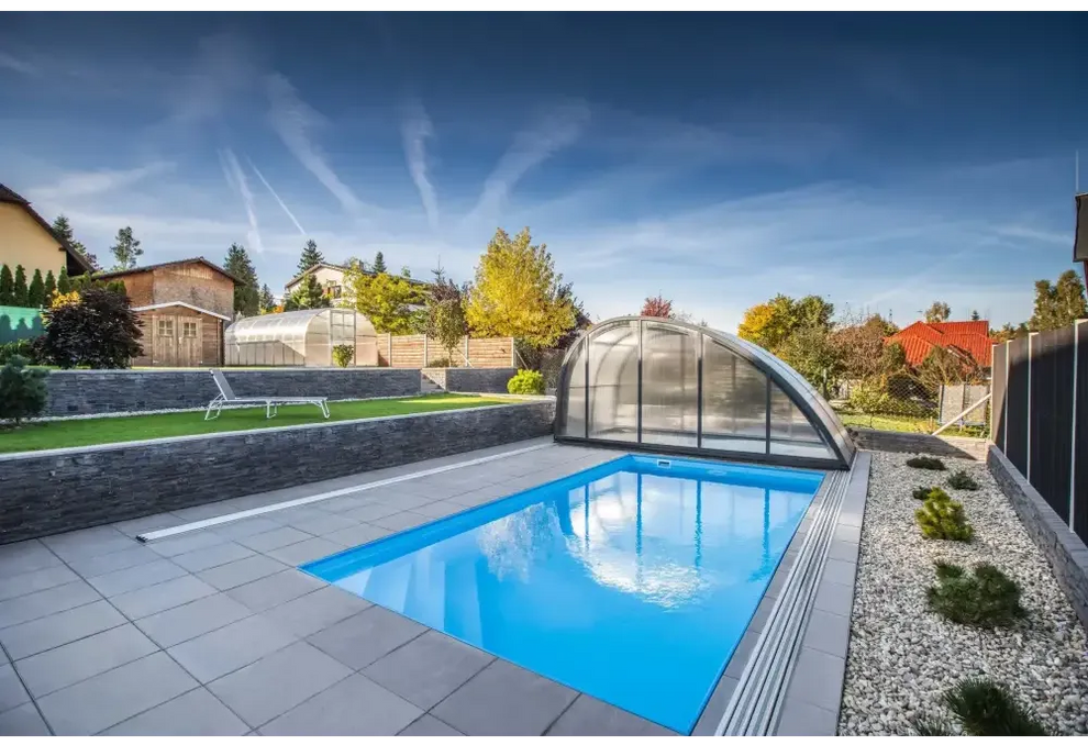 Blå rektangulär pool med Thermopp Poolpaket Qbig och transparent valv