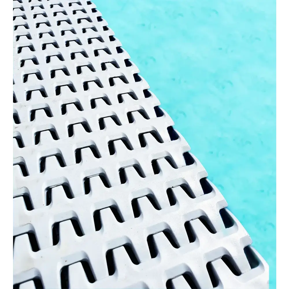 Vit plastpoolmatta med Qbig Overflow-groovar för poolpaket