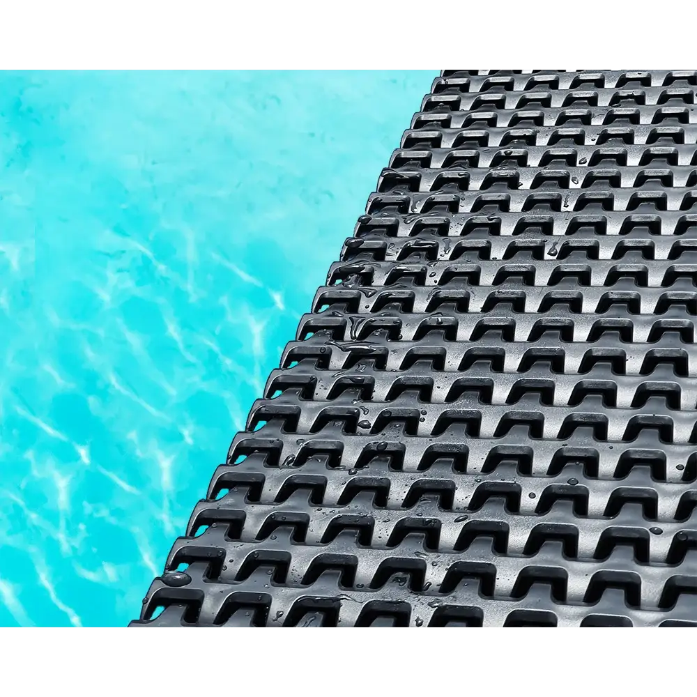 Svart texturerad poolmatta i Poolpaket Qbig Overflow med turkost vatten