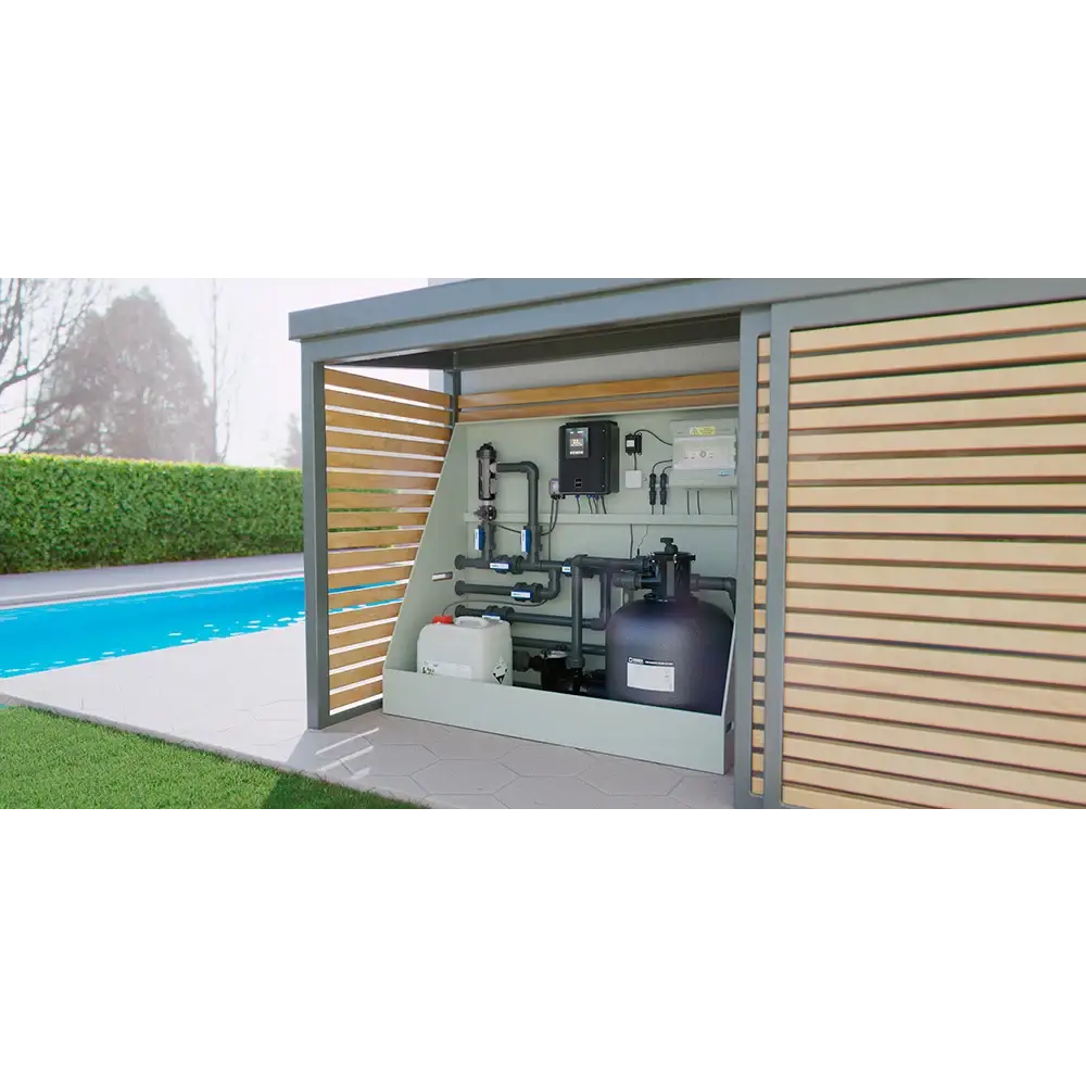 Svart cylindrisk poolfiltertank i Poolpaket Qbig Overflow med turkost vatten