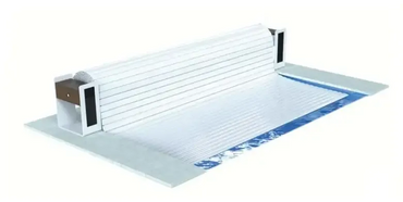Weiße Top ONE Lamellenabdeckung mit oberirdischer Aufrollvorrichtung – 3 m breit, blauer Rand, Holzgriff
