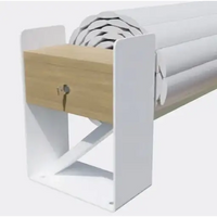 Vit metall- och trähållare för Top One Ovanmark 4.5m lamelltäckning med nyckelhål