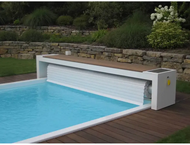 TopMoov-Lamellenabdeckung mit oberirdischer Aufrollvorrichtung – weiße Ausführung, Holzterrasse, 5 m breit, 60 x 14 mm, Solarmodule