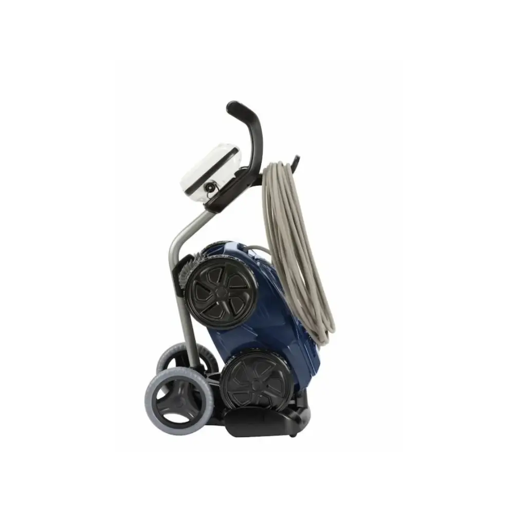 Djupblå poolrengörare med konstant cyklonal aspiration, blå och svart robot med slang på vagn